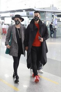 ​张丹露牵手赵文卓走机场，大腿粗小腿很细，不包装就是大妈身材！