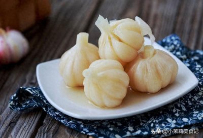 ​腌糖蒜，只放糖和醋不好吃容易坏，奶奶教一招，酸甜爽脆越放越香