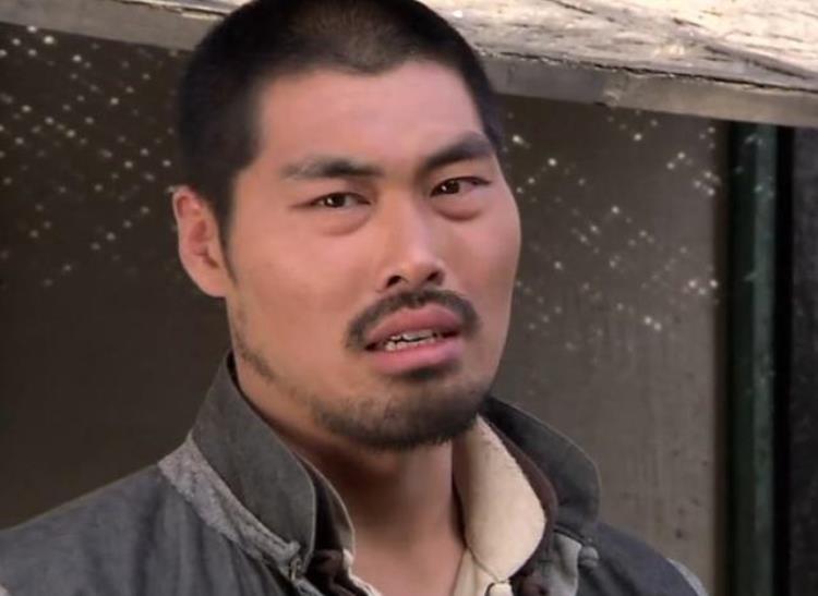 双飞燕抗日神剧「都是演抗日神剧为啥手撕哥已无戏可拍燕双鹰却能火」