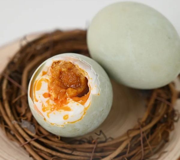 生熟咸鸭蛋怎么区分,熟咸鸭蛋和生咸鸭蛋哪个保存久图4
