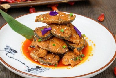 ​炖鲅鱼，不要直接加水炖，“做1步，加1样”，鱼肉香嫩不腥气