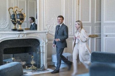 ​马克龙见意大利女总理，贴面礼有点甜，当着爱妻面儿对韩国第一夫