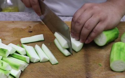 ​丝瓜汤试试这样做，汤汁清淡鲜美，丝瓜脆嫩不发黑，比骨头汤好喝