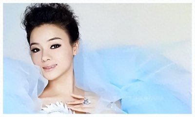 ​民歌天后陈思思：嫁小一岁歌唱家生一女，现今46岁气质宛若天仙