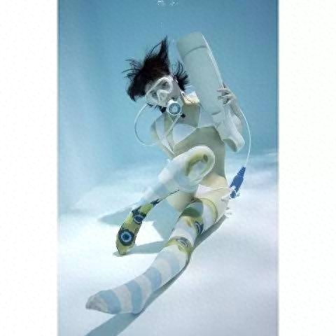 奇葩！日本妹子竟流行穿袜子游泳