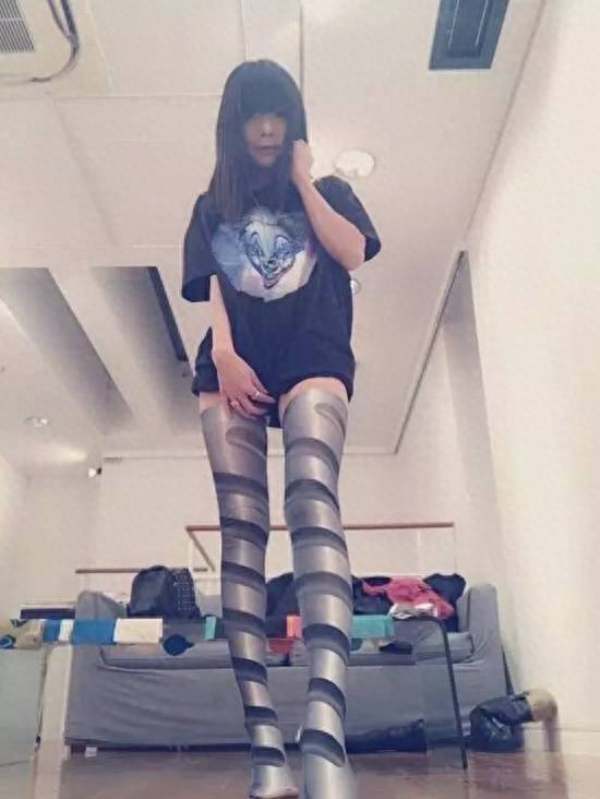 奇葩！日本妹子竟流行穿袜子游泳