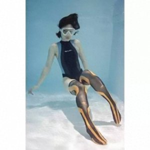 ​奇葩！日本妹子竟流行穿袜子游泳