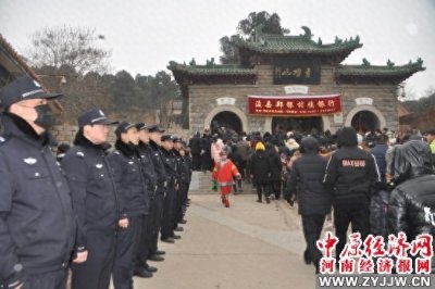 ​浚县：古庙会规模大 民警执勤保安全