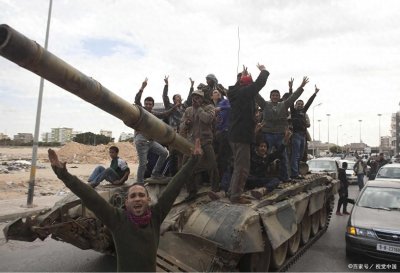 ​血战再起！俄毁灭级燃烧弹攻击乌整地，百辆乌战车被烧穿