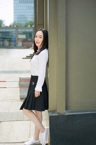 ​魏新雨时尚大片来袭，首次尝试校园风，衬衣配短裙清新可爱