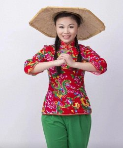 ​草帽姐与陈思思，同唱一首经典老歌，唱响祖国之恋的异同之美