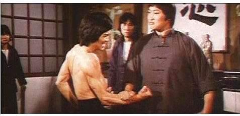 娱乐圈跑过龙套的8位巨星,成龙张学友上榜,而他还扮演过小偷