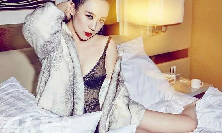 被喜剧耽误的性感女郎马丽,拍男人装秀火爆身材颠覆以往形象