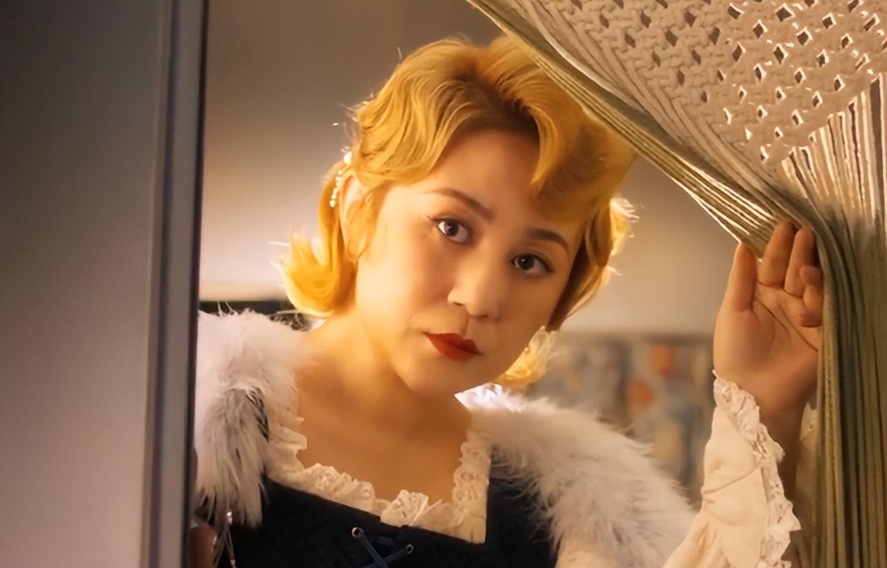 被喜剧耽误的性感女郎马丽,拍男人装秀火爆身材颠覆以往形象