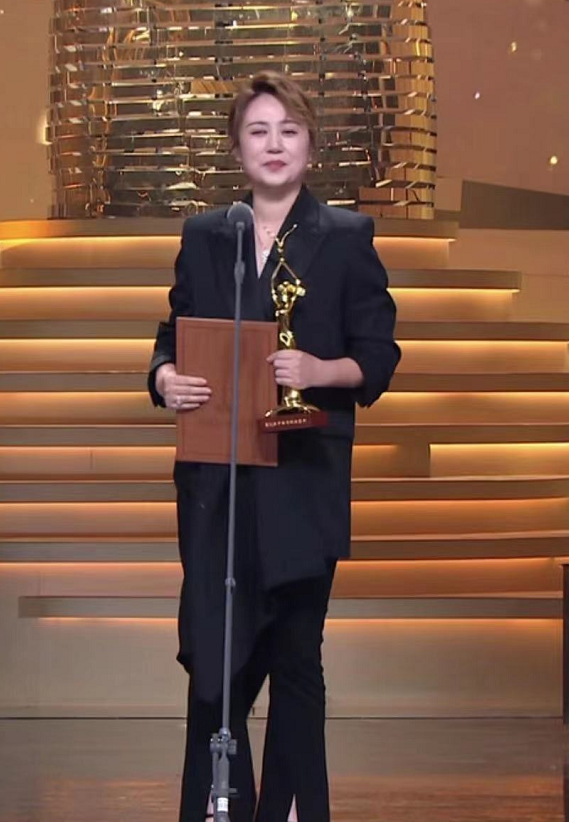 被喜剧耽误的性感女郎马丽,拍男人装秀火爆身材颠覆以往形象