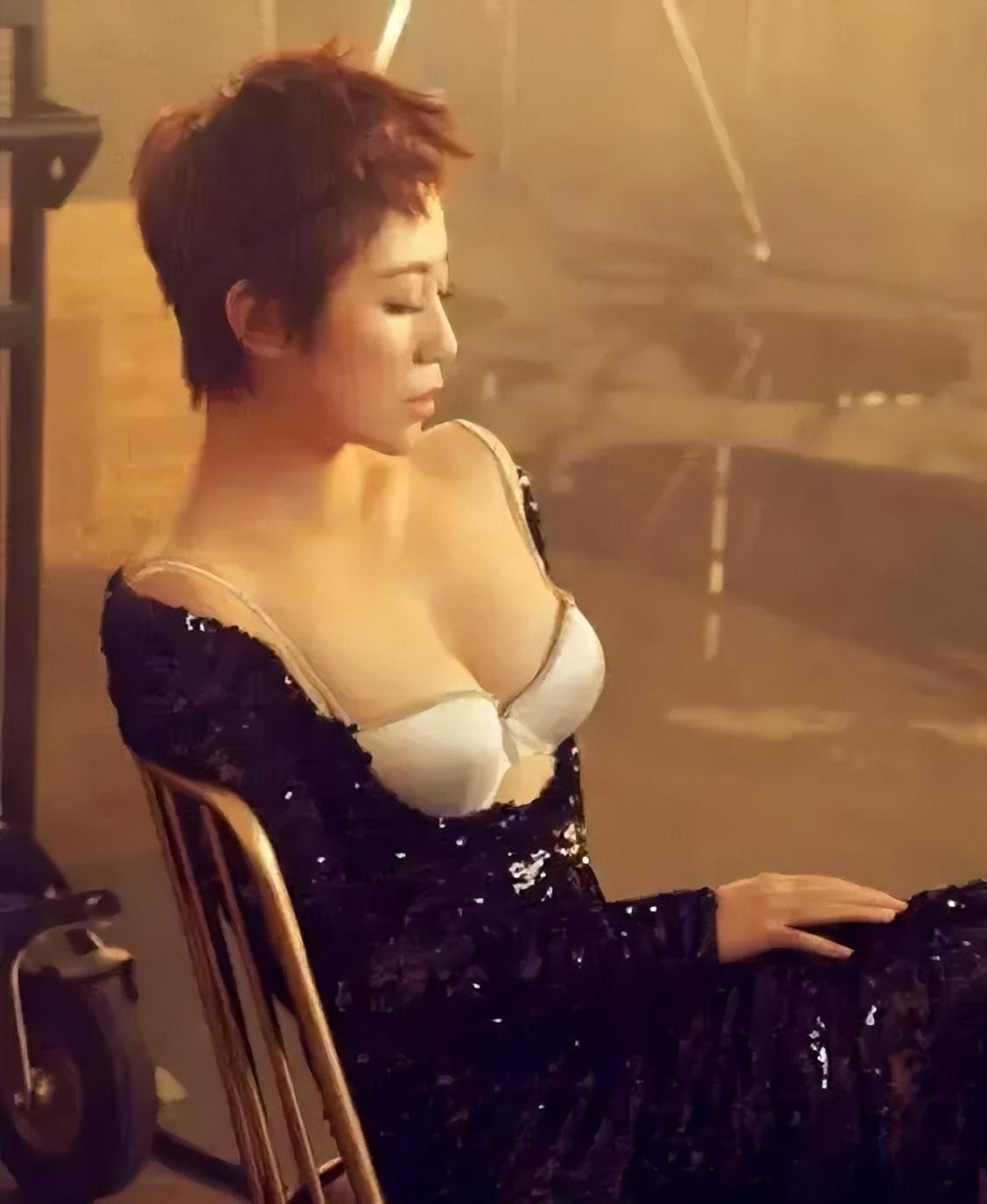 被喜剧耽误的性感女郎马丽,拍男人装秀火爆身材颠覆以往形象