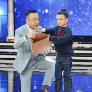 ​著名主持人“汪涵”儿子罕见露面，9岁沐沐身高惊人，五官清秀