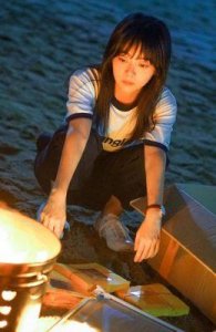 ​谭松韵父亲现身庭审外，身形消瘦令人心酸，与女儿互相拥抱打气