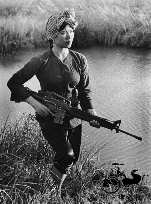 越战期间的越南女兵：图六双手反绑着，被美国大兵扛走