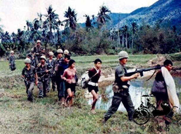 越战期间的越南女兵：图六双手反绑着，被美国大兵扛走