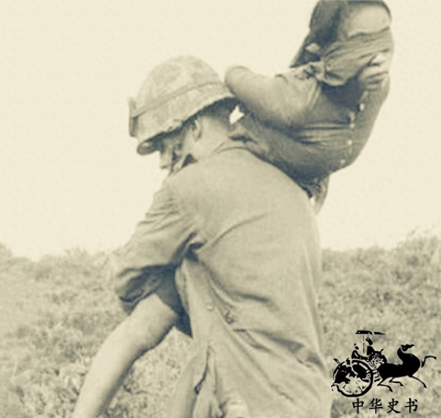 越战期间的越南女兵：图六双手反绑着，被美国大兵扛走