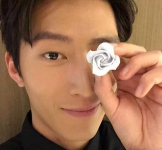 ​走进演员窦骁的豪宅，全屋装修有点炫酷了，连台灯造型都很独特