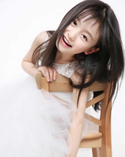 裴佳欣个人资料简介 裴佳欣是谁生的 小萝莉裴佳欣走红
