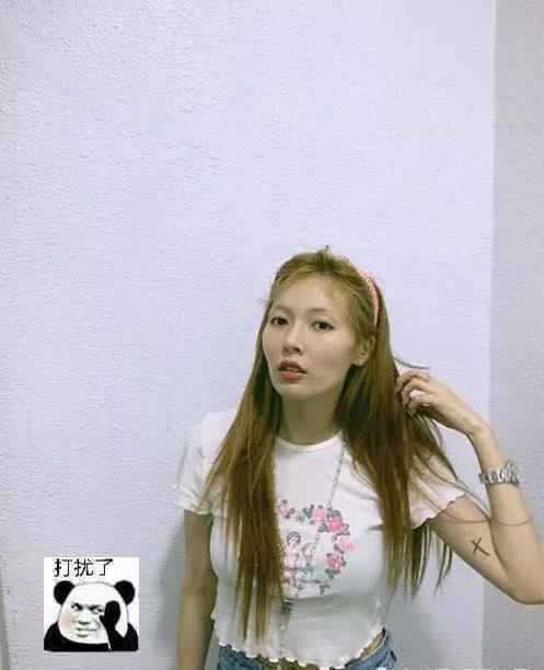 金泫雅大胆晒素颜照,“神仙颜值”依旧迷人,这“断眉”很撩!