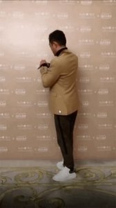 ​古天乐签名照图片(他的签名好有个性，有人说太占地方了太搞笑了)