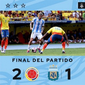 ​阿根廷1比2哥伦比亚，进攻端两将哑火不及J罗关键，主帅应变不利