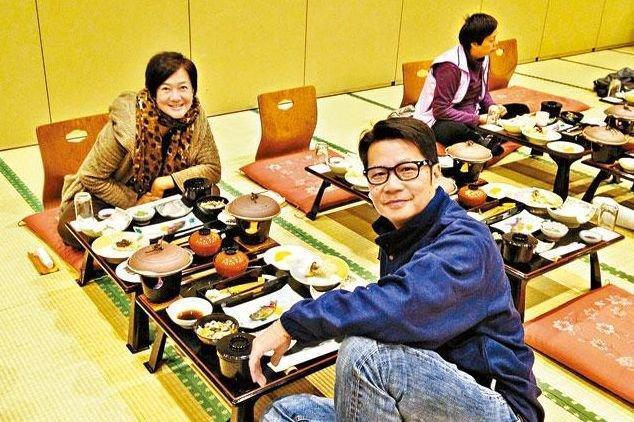 TVB御用奸角郑子诚，演了23年配角，现实中和妻子相恋十五年