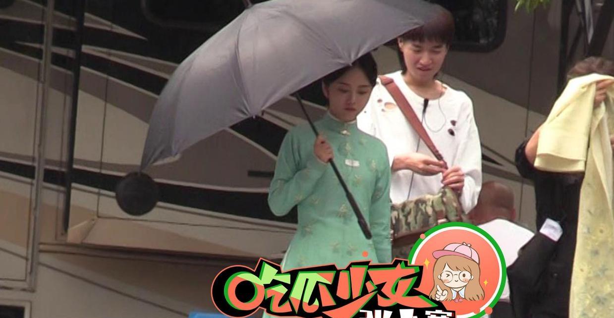 谭松韵庭审后现身，妆容精致心事重重，钟汉良小心翼翼不敢靠近