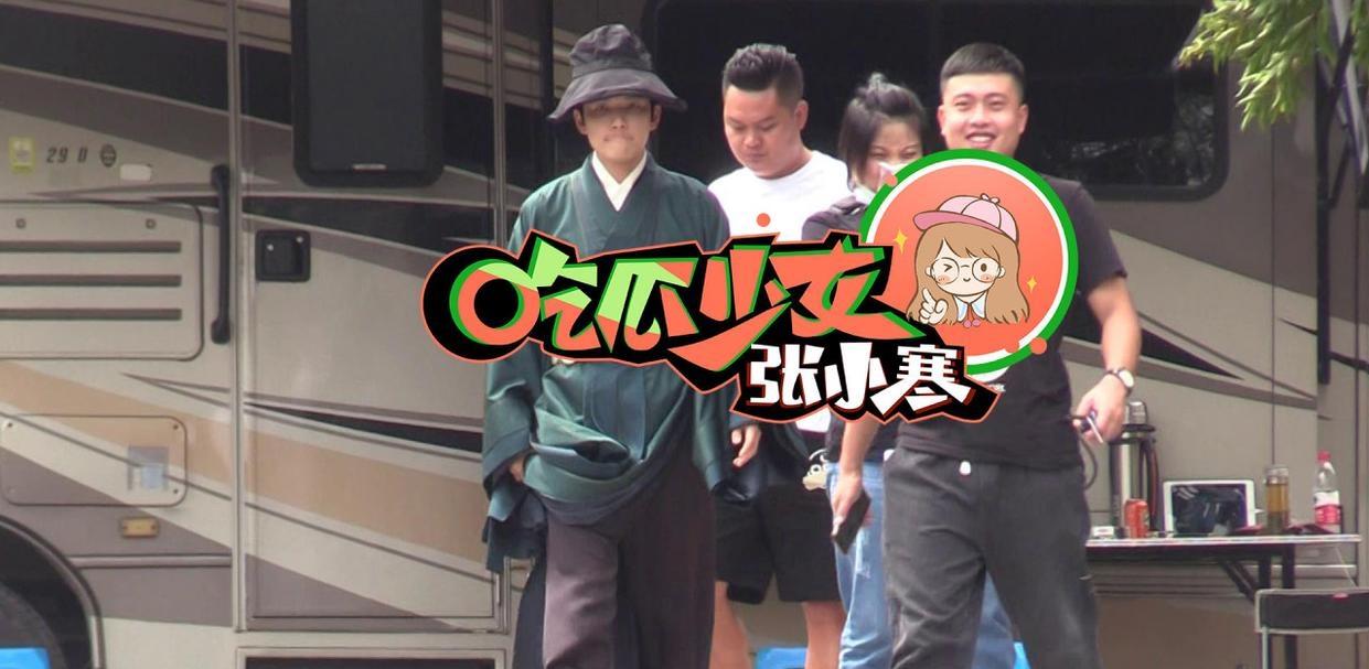 谭松韵庭审后现身，妆容精致心事重重，钟汉良小心翼翼不敢靠近