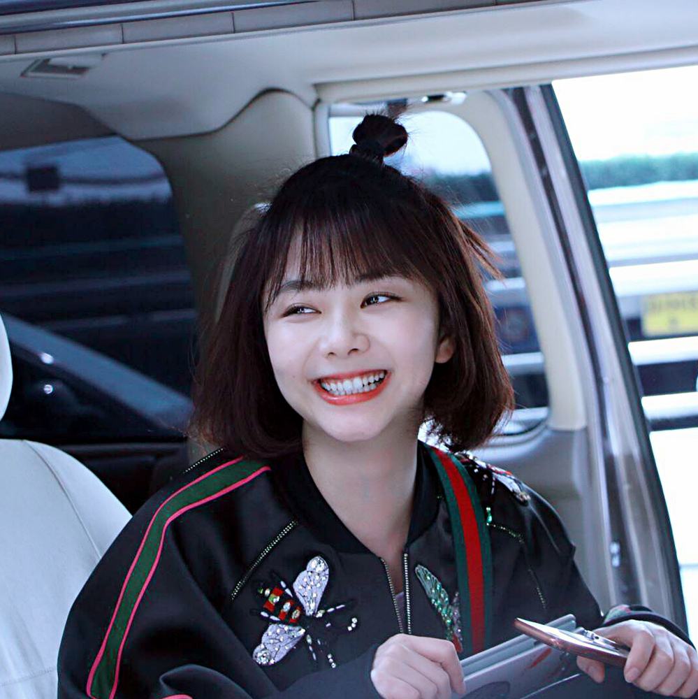 谭松韵庭审后现身，妆容精致心事重重，钟汉良小心翼翼不敢靠近