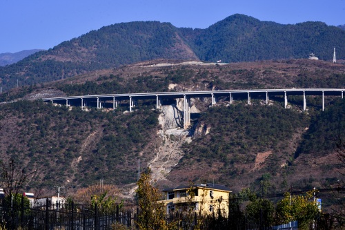九襄古镇，曾是汉源县政府所在地，待到山花烂漫时漫山遍野雪花飞