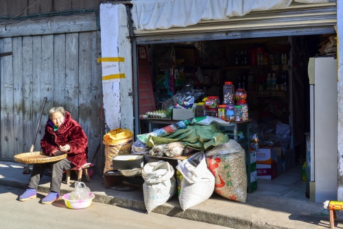 九襄古镇，曾是汉源县政府所在地，待到山花烂漫时漫山遍野雪花飞