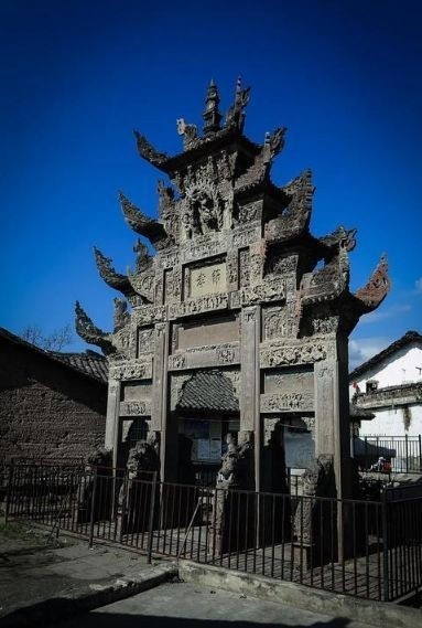 九襄古镇，曾是汉源县政府所在地，待到山花烂漫时漫山遍野雪花飞