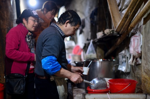 九襄古镇，曾是汉源县政府所在地，待到山花烂漫时漫山遍野雪花飞