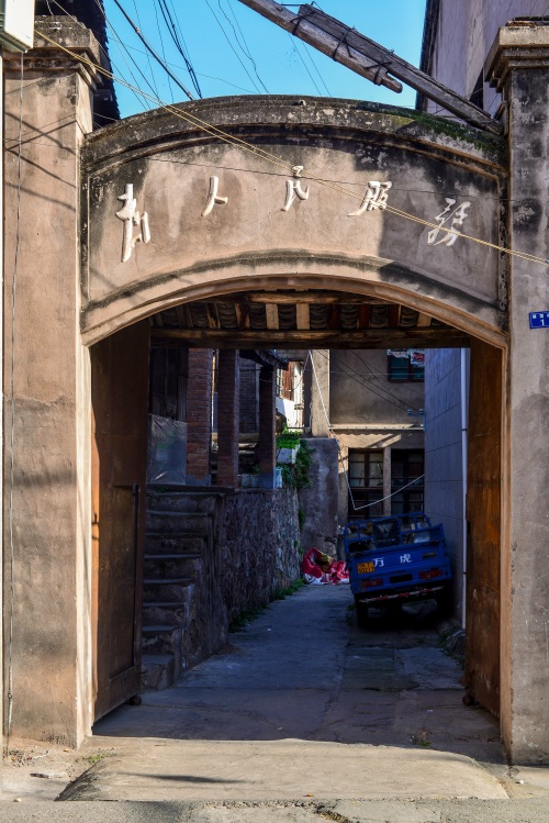 九襄古镇，曾是汉源县政府所在地，待到山花烂漫时漫山遍野雪花飞