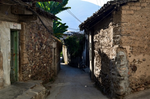 九襄古镇，曾是汉源县政府所在地，待到山花烂漫时漫山遍野雪花飞