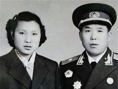 ​警察局长暗杀解放军司令员，正要动手时，发现对方是自己的弟弟