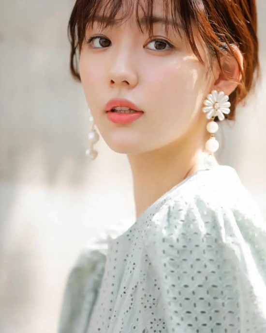 日本当红女星中村里帆美图分享，元气美少女style！