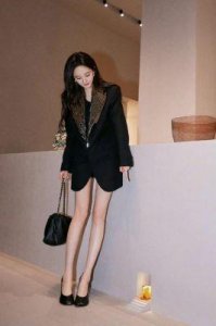 杨幂最新路透曝光，娇嫩似少女，网友：难怪她不愿公开孩子