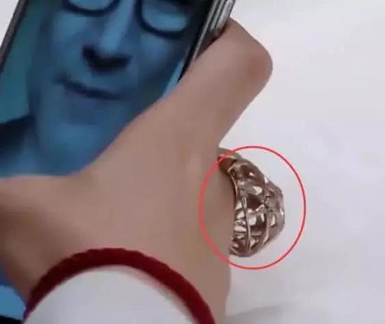 章子怡戴“樱花”戒指，本以为是大钻戒，没想到竟是这个！