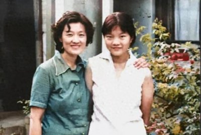 ​1980年洪晃和母亲章含之的珍贵合影，母女长相出众，气质不凡！