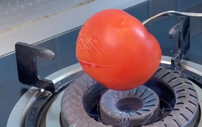 ​西红柿剥皮很简单，不用水烫不用筷子，3秒快速去皮，皮一撕就掉