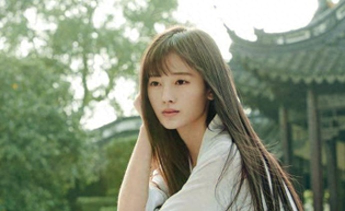 五千年美女鞠婧祎整容前后照片流出，网友看后，也太美了