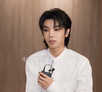 ​34岁华晨宇再陷整容争议，脸僵肌肉走向诡异，粉丝闭眼夸好牛的脸