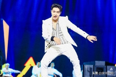 EXO的舞台放现在依旧很能打，各个都是好颜值，你最喜欢哪一位？