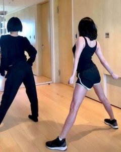 46岁小S婚礼现场热舞！妩媚扭腰摆胯，修长美腿抢眼夺目